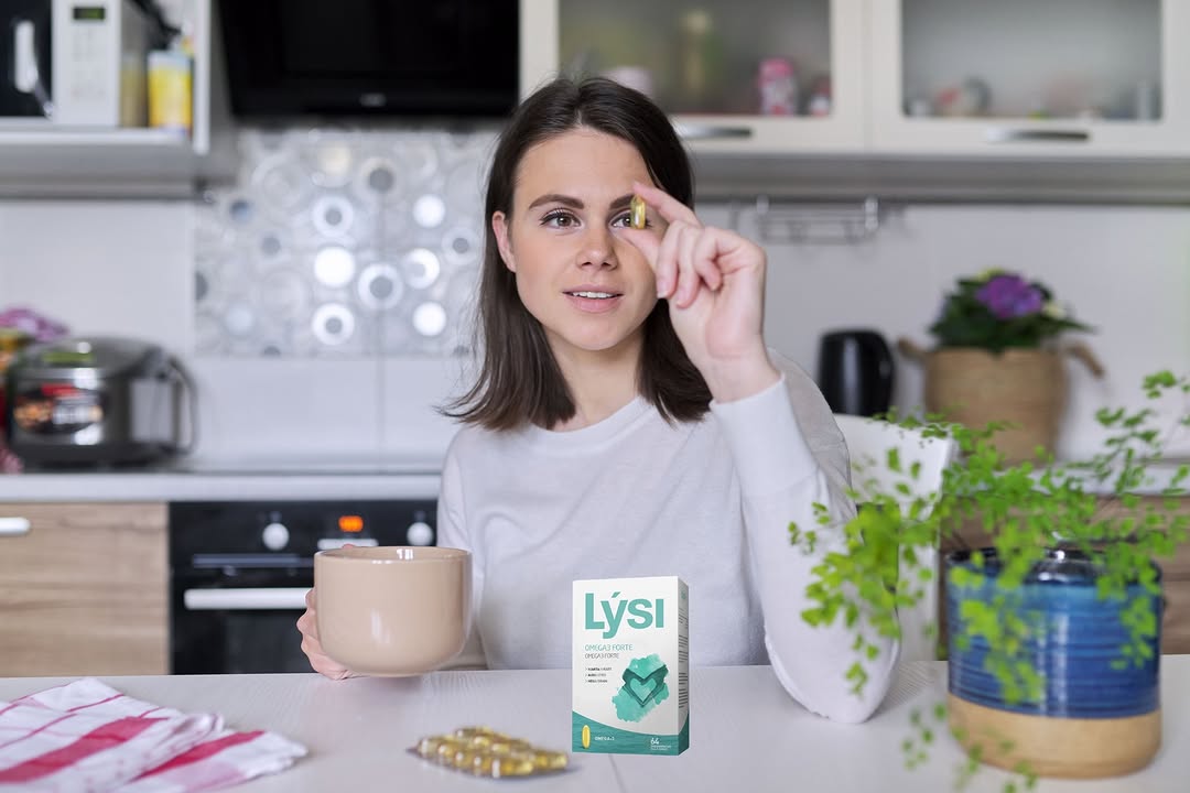 Lysi vitamins Омега-3 жирні кислоти — це ключовий елемент для підтримки здоров’я у будь-якому віці. Згідно з останніми дослідженнями, споживання омега-3 може знизити ризик розвитку слабкості у літніх людей, що підтверджується даними опублікованими у виданні The Journals of Gerontology: Series A. У цій статті ми детально розглянемо результати досліджень та пояснимо, чому продукти бренду Lysi є ідеальним вибором для підтримки здоров’я. Що таке слабкість у літніх людей? Слабкість — це поширений синдром серед літніх людей, який включає: Ненавмисну втрату ваги. Відчуття виснаження. Повільну швидкість ходьби. Низьку фізичну активність. Слабкий м’язовий тонус. Цей стан може призводити до падінь, переломів, госпіталізації та навіть смерті. За даними досліджень, слабкість спостерігається у 12-24% населення похилого віку у 62 країнах світу. З віком ризик її розвитку значно зростає, але є хороша новина: омега-3 можуть допомогти у профілактиці цього стану. Дослідження: Омега-3 та слабкість Основні факти: Дослідження базувалося на даних UK Biobank, у якому взяли участь 18,802 учасники віком від 65 років і старше. Вимірювання рівня омега-3 проводилося методом ядерного магнітного резонансу. Було визначено, що низькі рівні омега-3 пов’язані з вищим ризиком слабкості. Дослідники дійшли висновку, що: Споживання риб’ячого жиру або добавок з омега-3 знижує ризик слабкості. Рівень фізичної активності та швидкість ходьби були вищими у тих, хто мав високий рівень омега-3. Ці висновки підтверджують, що омега-3 сприяють загальному зміцненню організму, а не лише поліпшенню роботи окремих органів. Lysi: Якісні джерела омега-3 Lysi — це бренд, який вже багато років доводить свою ефективність. Наші продукти виготовляються з найвищими стандартами якості та містять: Докозагексаєнову кислоту (DHA). Ейкозапентаєнову кислоту (EPA). Обидві ці жирні кислоти мають вирішальне значення для здоров’я мозку, серця та м’язів. Чому обирають Lysi? Ісландське походження. Чистота вод Ісландії гарантує високу якість сировини. Широкий асортимент. Ми пропонуємо омега-3 у капсулах, риб’ячий жир для дітей, вагітних та людей похилого віку. Дослідження. Продукція Lysi регулярно проходить клінічні випробування. Як омега-3 покращують здоров’я? 1. Поліпшення фізичної активності Омега-3 сприяють зміцненню м’язів та підвищенню витривалості. Це особливо важливо для літніх людей, які ризикують втратити м’язову масу. 2. Підтримка імунітету DHA та EPA мають протизапальні властивості, які допомагають зміцнити імунітет та знизити ризик захворювань. 3. Захист серця Омега-3 знижують рівень холестерину та запобігають розвитку серцево-судинних захворювань. 4. Здоров’я мозку Споживання омега-3 асоціюється з покращенням когнітивних функцій та профілактикою деменції. Скільки омега-3 потрібно споживати? Згідно з рекомендаціями, оптимальний рівень DHA та EPA у крові становить понад 8% (за Omega-3 Index). Якщо ваш рівень знаходиться на рівні 4-5%, рекомендується: Приймати 1,000-1,400 мг DHA+EPA на добу. Споживати більше жирної риби, такої як лосось, сардини або скумбрія. Продукти Lysi містять ідеальну кількість омега-3 для досягнення цих рівнів. Омега-3 та тривалість життя Доктор Вільям Гарріс, голова Fatty Acid Research Institute, зазначає, що високий рівень омега-3 у крові пов’язаний із більшою тривалістю життя. Регулярне споживання омега-3 не лише зміцнює організм, але й допомагає зберігати активність навіть у похилому віці. Чому важливо приймати омега-3 саме зараз? Як показує дослідження, чим раніше ви почнете приймати омега-3, тим краще будуть результати у довгостроковій перспективі. Для літніх людей це може стати ключем до активного та здорового життя. Продукція Lysi для різних потреб Для дітей: Риб’ячий жир Lysi з вітамінами D та A сприяє правильному росту та розвитку. Для дорослих: Омега-3 капсули для підтримки серця, мозку та імунітету. Для вагітних: Спеціальні формули з DHA для здоров’я матері та дитини. Для літніх людей: Продукти з підвищеним вмістом омега-3 для профілактики слабкості та інших вікових захворювань. Як придбати продукцію Lysi? На нашому сайті lysi.com.ua ви знайдете: Детальну інформацію про кожен продукт. Легкий та зручний процес замовлення. Швидку доставку по всій Україні. Висновок Омега-3 — це інвестиція у ваше здоров’я та довголіття. Дослідження підтверджують, що ці жирні кислоти не лише знижують ризик слабкості, але й покращують якість життя. Продукція Lysi — це ваш надійний союзник у боротьбі за активне та здорове майбутнє. Почніть свій шлях до здоров’я вже сьогодні з Lysi!